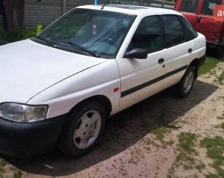 Белый Форд Эскорт, объемом двигателя 1.39 л и пробегом 100 тыс. км за 1000 $, фото 1 на Automoto.ua