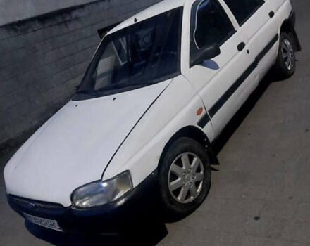 Белый Форд Эскорт, объемом двигателя 1.3 л и пробегом 300 тыс. км за 900 $, фото 1 на Automoto.ua