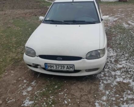 Белый Форд Эскорт, объемом двигателя 1.8 л и пробегом 300 тыс. км за 1750 $, фото 1 на Automoto.ua