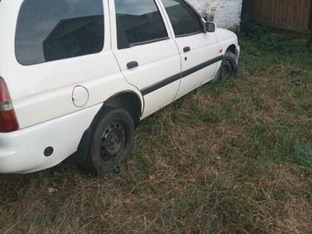 Белый Форд Эскорт, объемом двигателя 1.3 л и пробегом 320 тыс. км за 1100 $, фото 1 на Automoto.ua