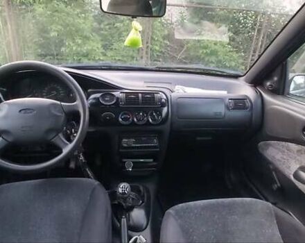 Фиолетовый Форд Эскорт, объемом двигателя 1.6 л и пробегом 270 тыс. км за 2000 $, фото 5 на Automoto.ua