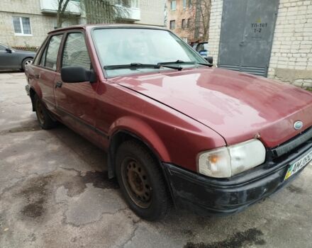 Красный Форд Эскорт, объемом двигателя 1.6 л и пробегом 300 тыс. км за 750 $, фото 4 на Automoto.ua