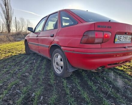 Красный Форд Эскорт, объемом двигателя 1.8 л и пробегом 100 тыс. км за 998 $, фото 3 на Automoto.ua