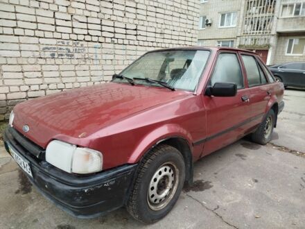 Красный Форд Эскорт, объемом двигателя 1.6 л и пробегом 300 тыс. км за 750 $, фото 1 на Automoto.ua