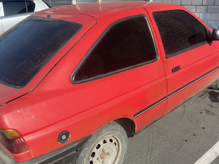 Красный Форд Эскорт, объемом двигателя 1.8 л и пробегом 300 тыс. км за 1100 $, фото 1 на Automoto.ua