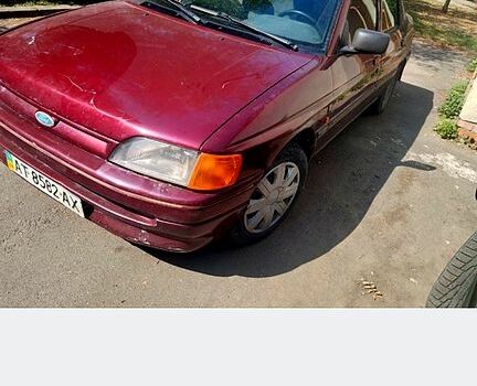 Красный Форд Эскорт, объемом двигателя 1.6 л и пробегом 399 тыс. км за 400 $, фото 1 на Automoto.ua