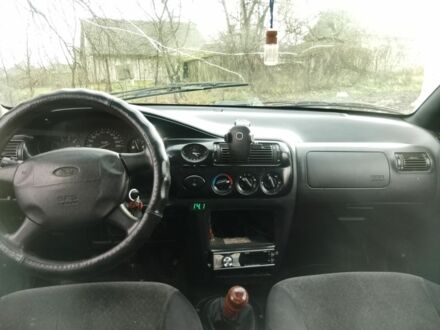 Красный Форд Эскорт, объемом двигателя 1 л и пробегом 120 тыс. км за 650 $, фото 1 на Automoto.ua