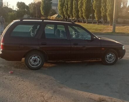 Червоний Форд Ескорт, об'ємом двигуна 1.8 л та пробігом 1000 тис. км за 1300 $, фото 1 на Automoto.ua