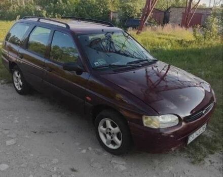 Красный Форд Эскорт, объемом двигателя 1.3 л и пробегом 98 тыс. км за 1300 $, фото 1 на Automoto.ua