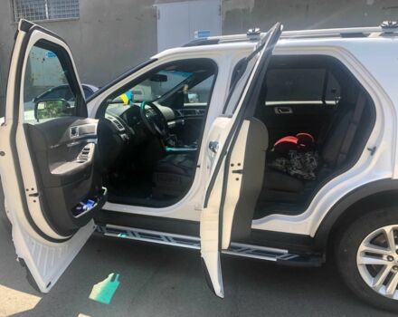 Белый Форд Эксплорер, объемом двигателя 3.5 л и пробегом 239 тыс. км за 15200 $, фото 5 на Automoto.ua