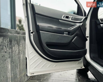 Белый Форд Эксплорер, объемом двигателя 3.5 л и пробегом 340 тыс. км за 12400 $, фото 30 на Automoto.ua