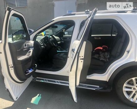 Белый Форд Эксплорер, объемом двигателя 3.5 л и пробегом 217 тыс. км за 15200 $, фото 5 на Automoto.ua