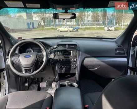 Белый Форд Эксплорер, объемом двигателя 3.72 л и пробегом 128 тыс. км за 16500 $, фото 3 на Automoto.ua