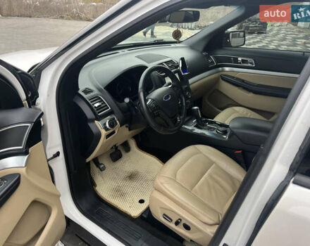 Белый Форд Эксплорер, объемом двигателя 3.5 л и пробегом 180 тыс. км за 17900 $, фото 4 на Automoto.ua