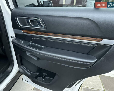 Білий Форд Експлорер, об'ємом двигуна 2.3 л та пробігом 148 тис. км за 16000 $, фото 50 на Automoto.ua