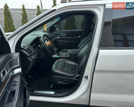 Білий Форд Експлорер, об'ємом двигуна 2.3 л та пробігом 148 тис. км за 16000 $, фото 24 на Automoto.ua