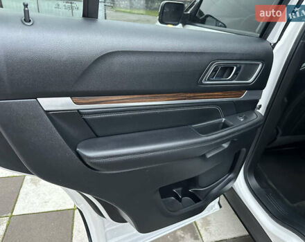 Білий Форд Експлорер, об'ємом двигуна 2.3 л та пробігом 148 тис. км за 16000 $, фото 31 на Automoto.ua