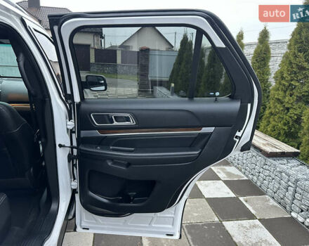 Білий Форд Експлорер, об'ємом двигуна 2.3 л та пробігом 148 тис. км за 16000 $, фото 49 на Automoto.ua