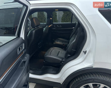 Білий Форд Експлорер, об'ємом двигуна 2.3 л та пробігом 148 тис. км за 16000 $, фото 32 на Automoto.ua