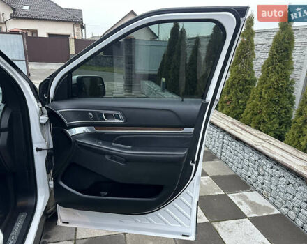 Білий Форд Експлорер, об'ємом двигуна 2.3 л та пробігом 148 тис. км за 16000 $, фото 57 на Automoto.ua