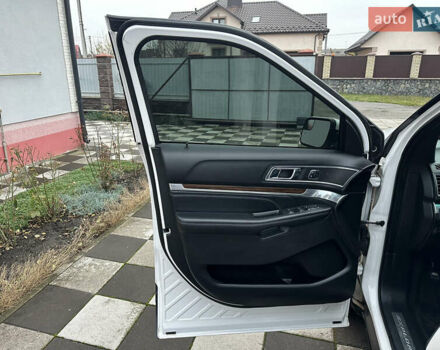 Білий Форд Експлорер, об'ємом двигуна 2.3 л та пробігом 148 тис. км за 16000 $, фото 22 на Automoto.ua