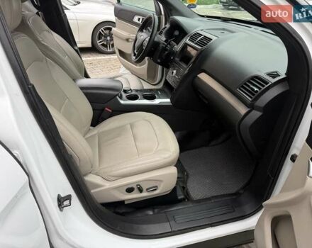 Білий Форд Експлорер, об'ємом двигуна 3.5 л та пробігом 195 тис. км за 12900 $, фото 35 на Automoto.ua