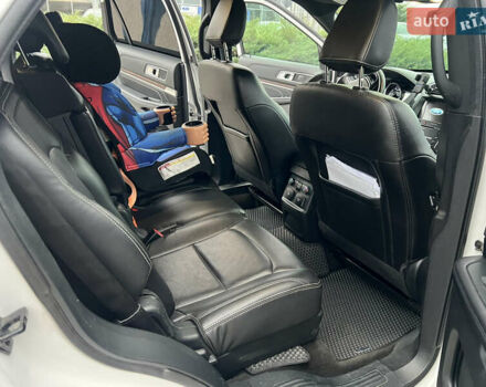 Белый Форд Эксплорер, объемом двигателя 3.5 л и пробегом 148 тыс. км за 23000 $, фото 13 на Automoto.ua