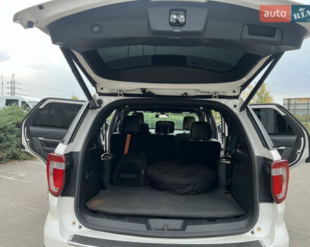 Белый Форд Эксплорер, объемом двигателя 3.5 л и пробегом 148 тыс. км за 23000 $, фото 21 на Automoto.ua