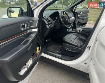 Белый Форд Эксплорер, объемом двигателя 3.5 л и пробегом 148 тыс. км за 23000 $, фото 17 на Automoto.ua