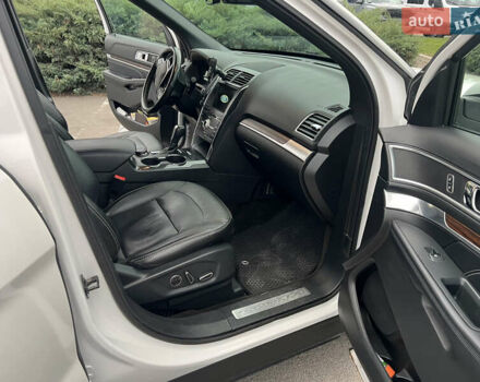 Белый Форд Эксплорер, объемом двигателя 3.5 л и пробегом 148 тыс. км за 23000 $, фото 24 на Automoto.ua