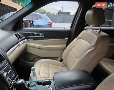 Серый Форд Эксплорер, объемом двигателя 3.5 л и пробегом 263 тыс. км за 16200 $, фото 16 на Automoto.ua