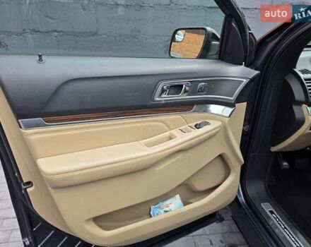 Серый Форд Эксплорер, объемом двигателя 3.5 л и пробегом 263 тыс. км за 16200 $, фото 11 на Automoto.ua