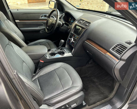 Серый Форд Эксплорер, объемом двигателя 3.5 л и пробегом 150 тыс. км за 18500 $, фото 6 на Automoto.ua