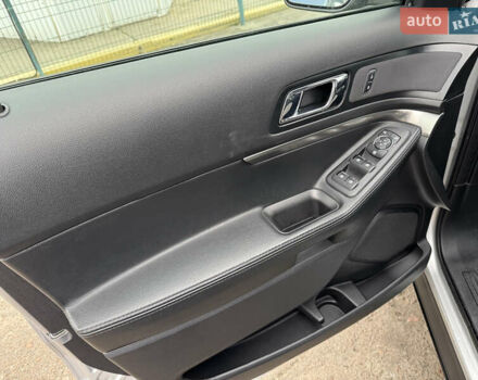 Серый Форд Эксплорер, объемом двигателя 3.73 л и пробегом 272 тыс. км за 17990 $, фото 13 на Automoto.ua