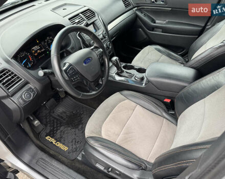 Серый Форд Эксплорер, объемом двигателя 3.73 л и пробегом 272 тыс. км за 17990 $, фото 12 на Automoto.ua