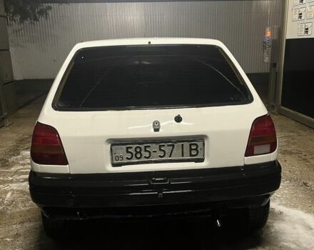 Білий Форд Фієста, об'ємом двигуна 1.1 л та пробігом 400 тис. км за 900 $, фото 3 на Automoto.ua