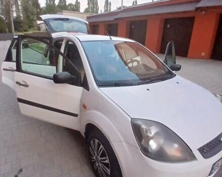 Белый Форд Фиеста, объемом двигателя 1.3 л и пробегом 214 тыс. км за 3700 $, фото 1 на Automoto.ua