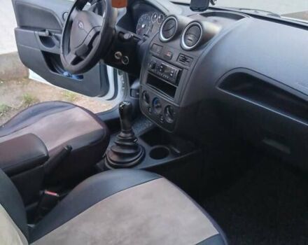 Белый Форд Фиеста, объемом двигателя 1.3 л и пробегом 214 тыс. км за 3700 $, фото 4 на Automoto.ua