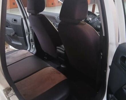 Белый Форд Фиеста, объемом двигателя 1.3 л и пробегом 214 тыс. км за 3700 $, фото 2 на Automoto.ua