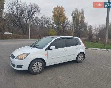 Белый Форд Фиеста, объемом двигателя 1.3 л и пробегом 186 тыс. км за 2799 $, фото 4 на Automoto.ua