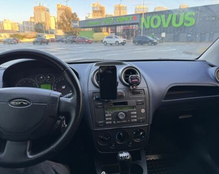 Белый Форд Фиеста, объемом двигателя 1.2 л и пробегом 275 тыс. км за 3200 $, фото 4 на Automoto.ua