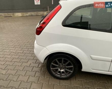 Белый Форд Фиеста, объемом двигателя 1.6 л и пробегом 222 тыс. км за 4400 $, фото 6 на Automoto.ua