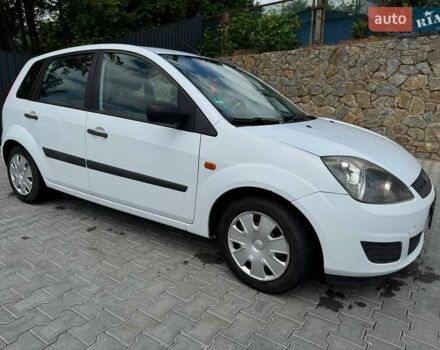 Белый Форд Фиеста, объемом двигателя 1.3 л и пробегом 171 тыс. км за 3800 $, фото 1 на Automoto.ua