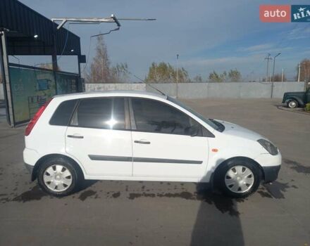 Белый Форд Фиеста, объемом двигателя 1.24 л и пробегом 325 тыс. км за 3700 $, фото 7 на Automoto.ua
