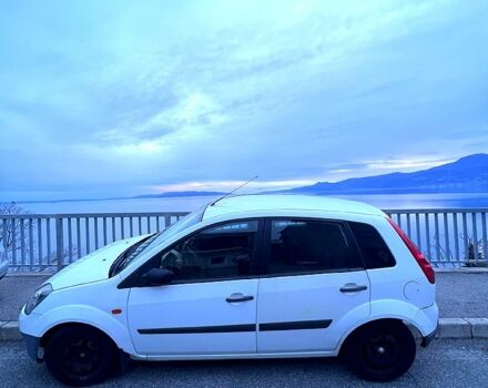 Белый Форд Фиеста, объемом двигателя 1.3 л и пробегом 200 тыс. км за 1200 $, фото 1 на Automoto.ua