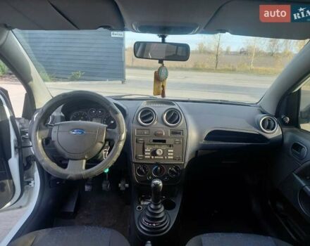 Белый Форд Фиеста, объемом двигателя 1.24 л и пробегом 325 тыс. км за 3700 $, фото 3 на Automoto.ua