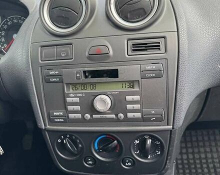 Белый Форд Фиеста, объемом двигателя 1.3 л и пробегом 171 тыс. км за 3800 $, фото 5 на Automoto.ua