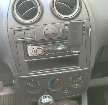 Белый Форд Фиеста, объемом двигателя 1.24 л и пробегом 174 тыс. км за 3600 $, фото 6 на Automoto.ua