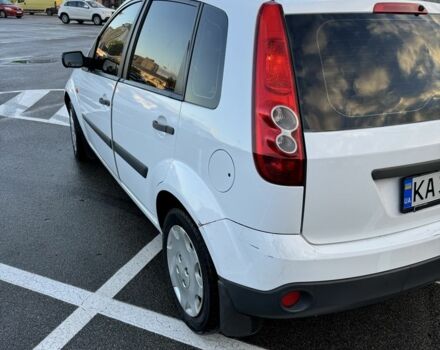 Белый Форд Фиеста, объемом двигателя 1.2 л и пробегом 275 тыс. км за 3200 $, фото 1 на Automoto.ua