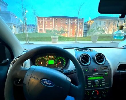 Белый Форд Фиеста, объемом двигателя 1.3 л и пробегом 200 тыс. км за 1200 $, фото 4 на Automoto.ua